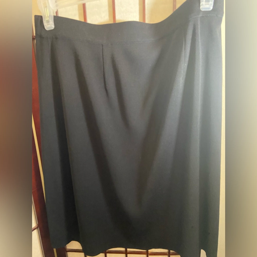 Misook black knit pencil skirt size Large. Old money vibes.